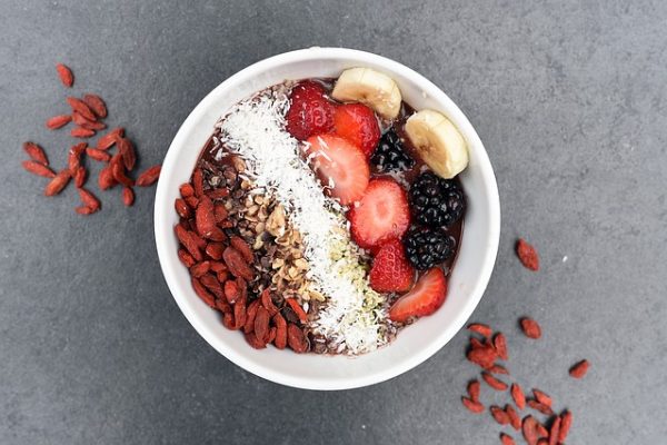 Der bunte Mix macht's: gesundes Superfood-Frühstück und fruchtiger Energiespender