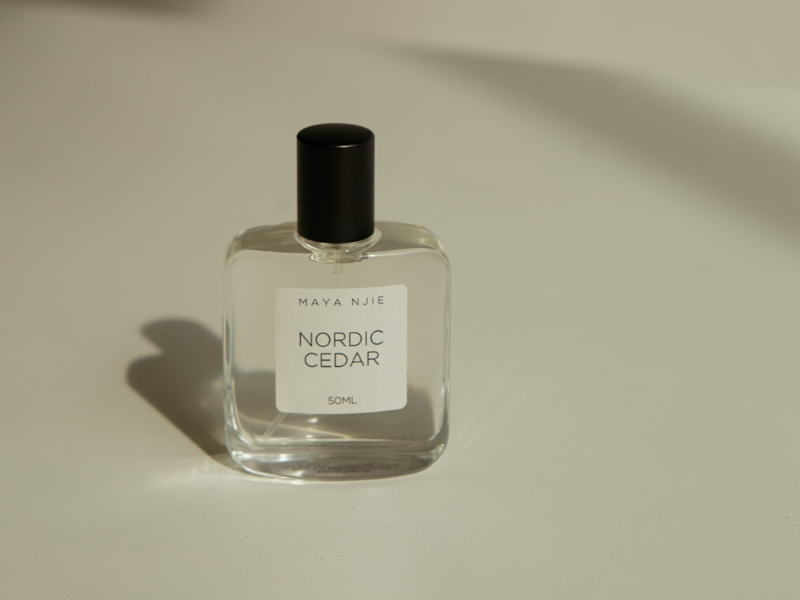 © MAYA NJIE NORDIC CEDAR - pikant gewürztes Naturidyll mit Kardamom und Zedernholz