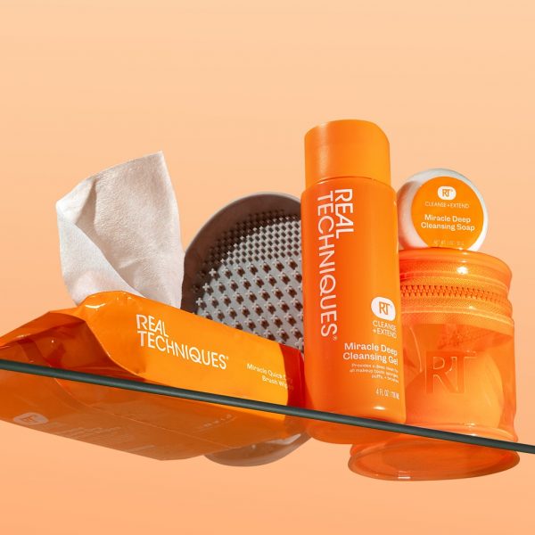 © Real Techniques Miracle Brush Cleansing Collection