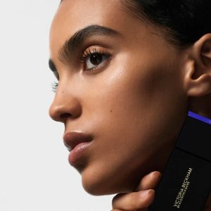 © VICTORIA BECKHAM Beauty - farbreduzierter Make-up-Luxus